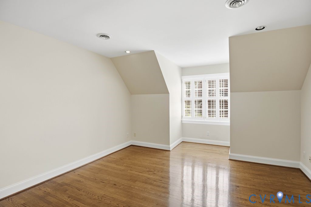 22 E Square Ln