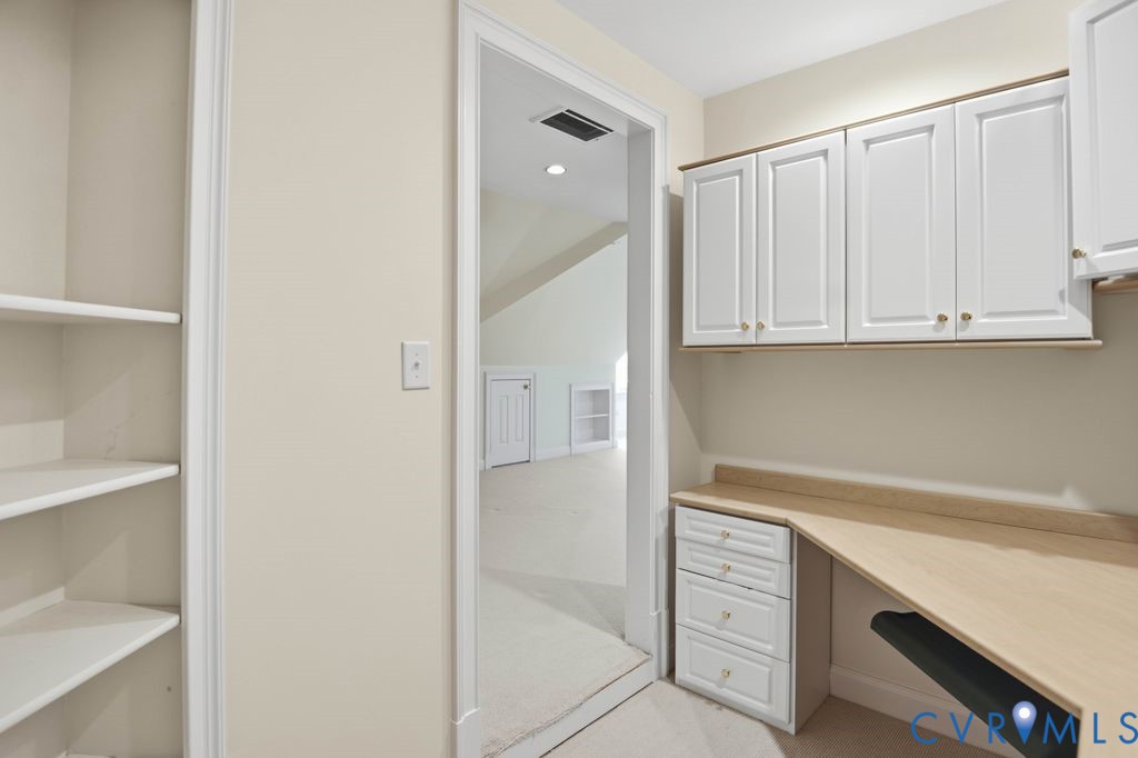 22 E Square Ln