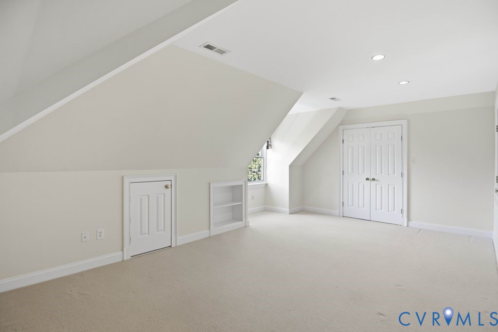 22 E Square Ln