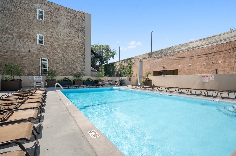 1660 N LaSalle Street Unit: 1611