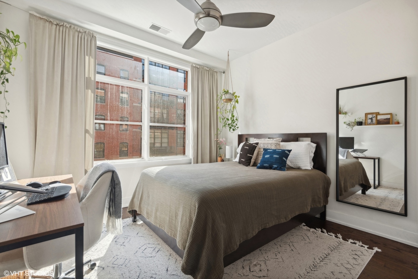 550 W FULTON Street Unit: 306