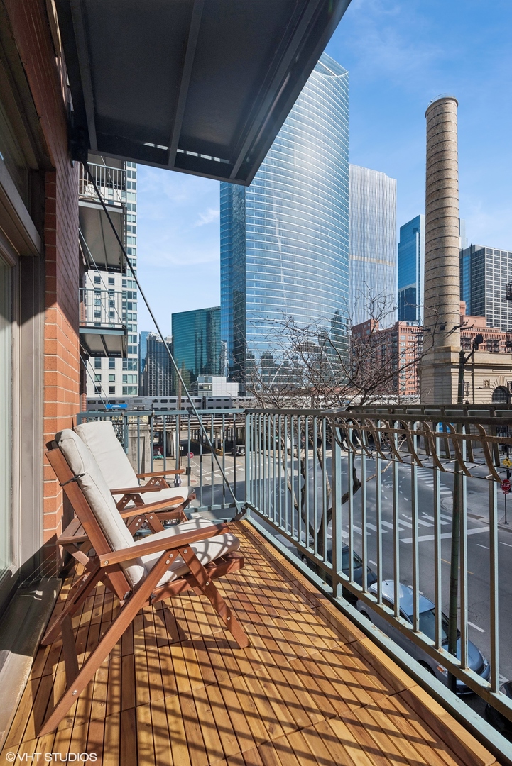 550 W FULTON Street Unit: 306