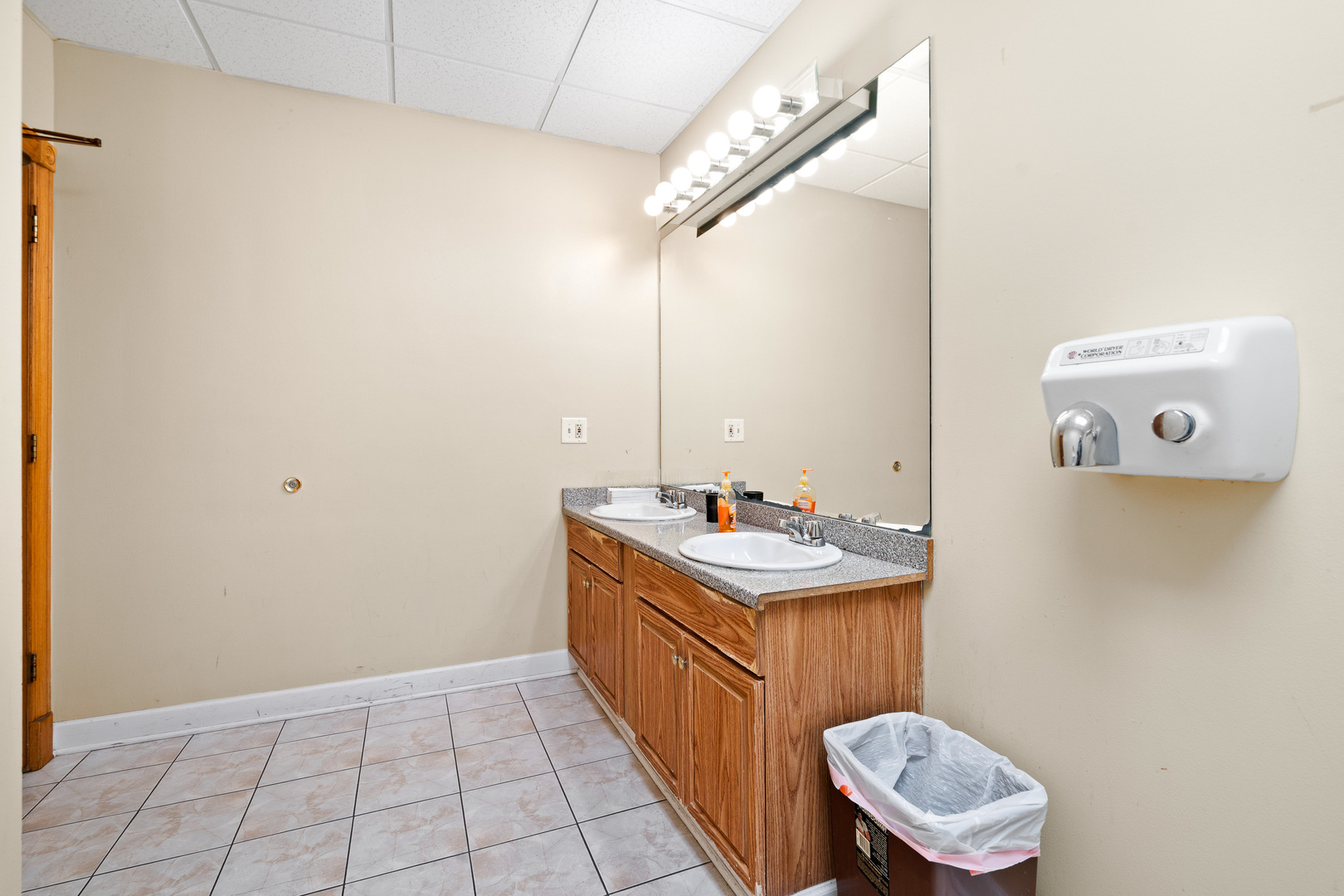 5844 N Milwaukee Avenue