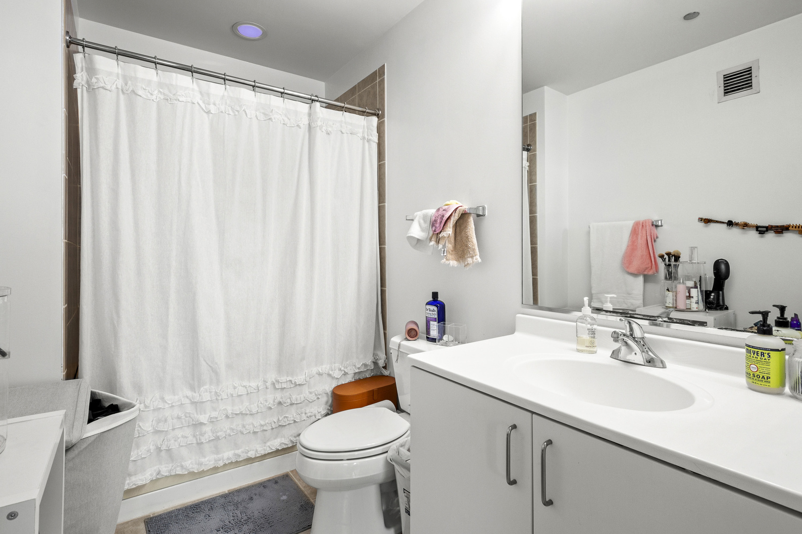 600 N Kingsbury Street Unit: 1601