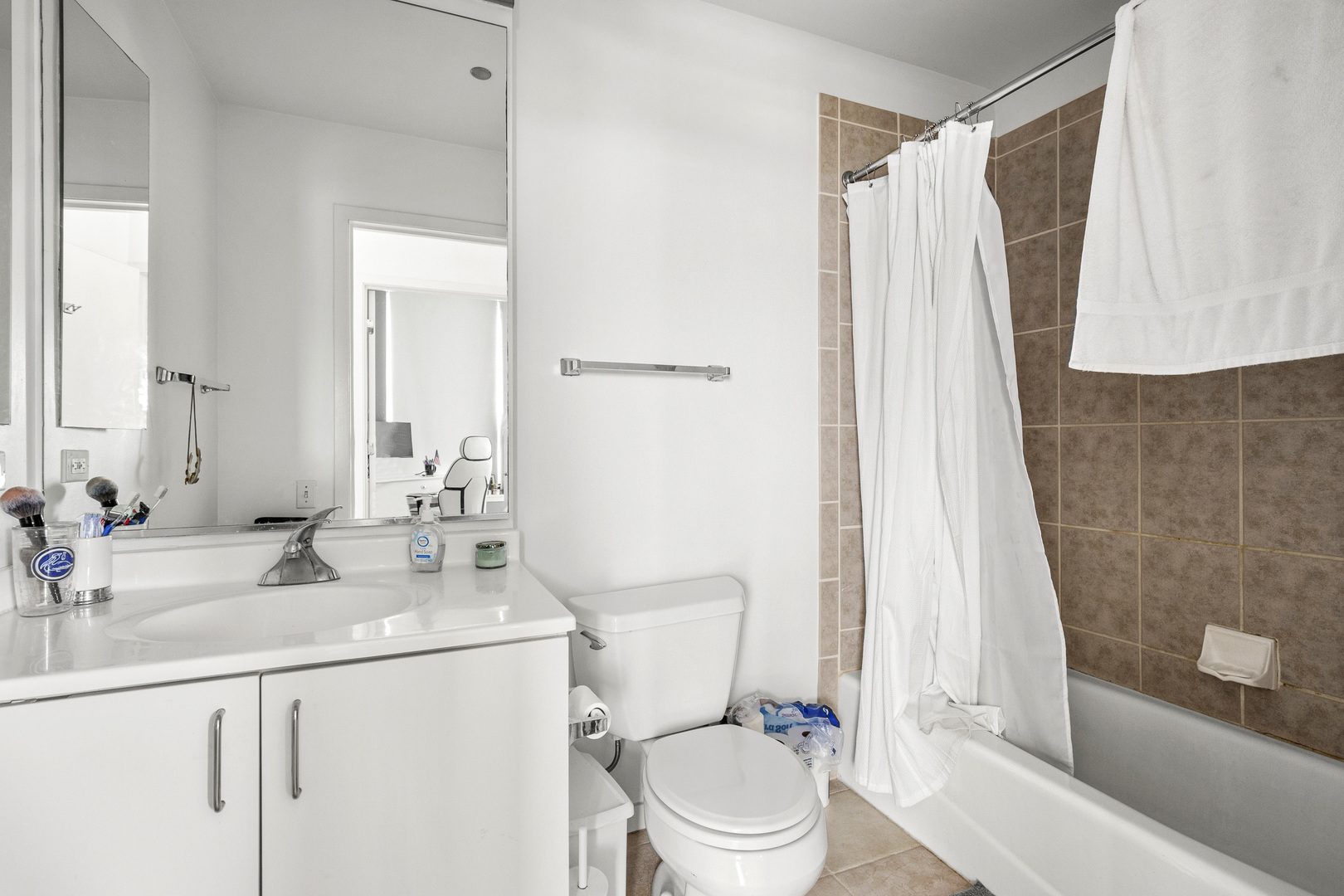 600 N Kingsbury Street Unit: 1601