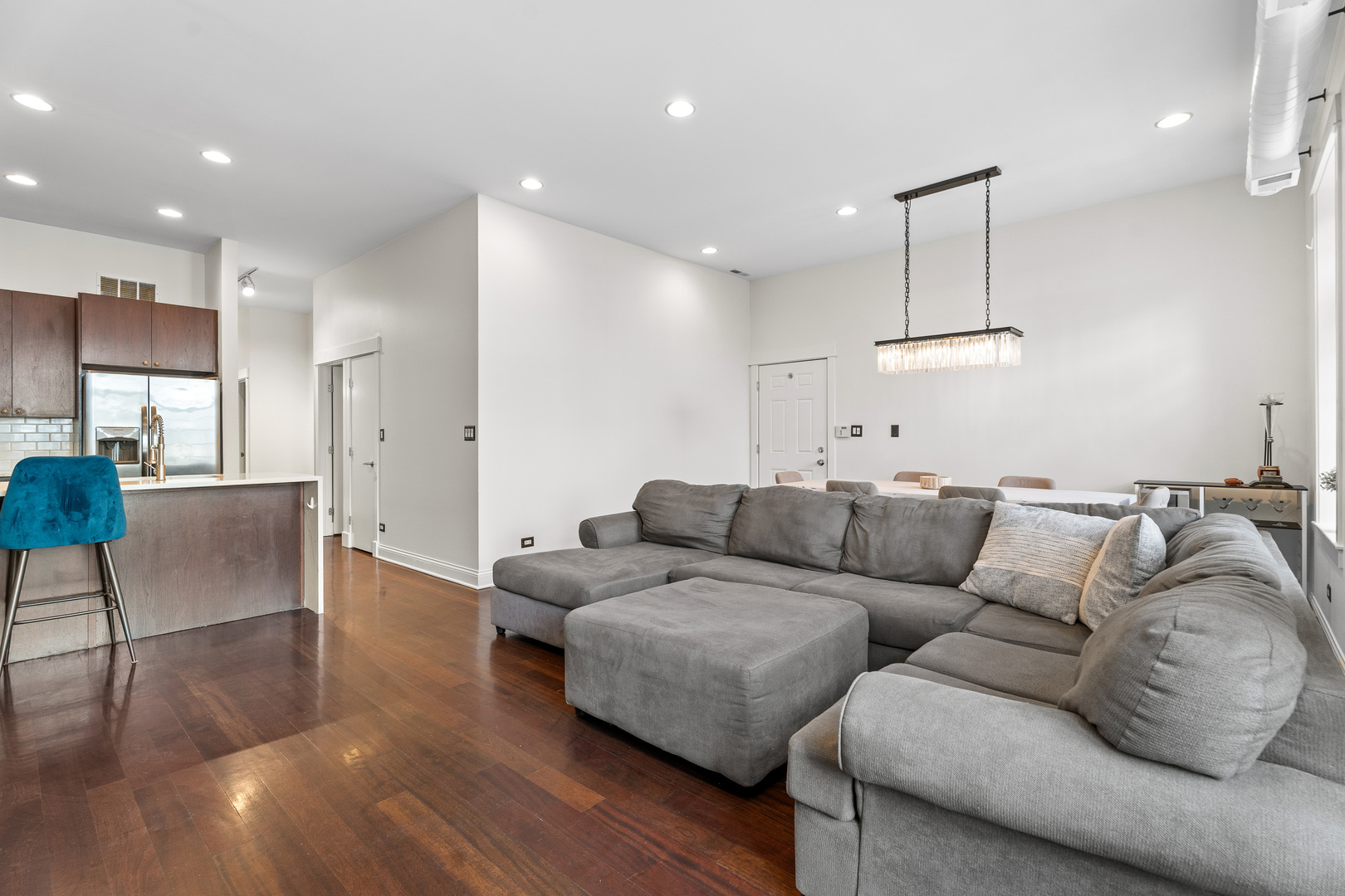 636 N Racine Avenue Unit: 4S