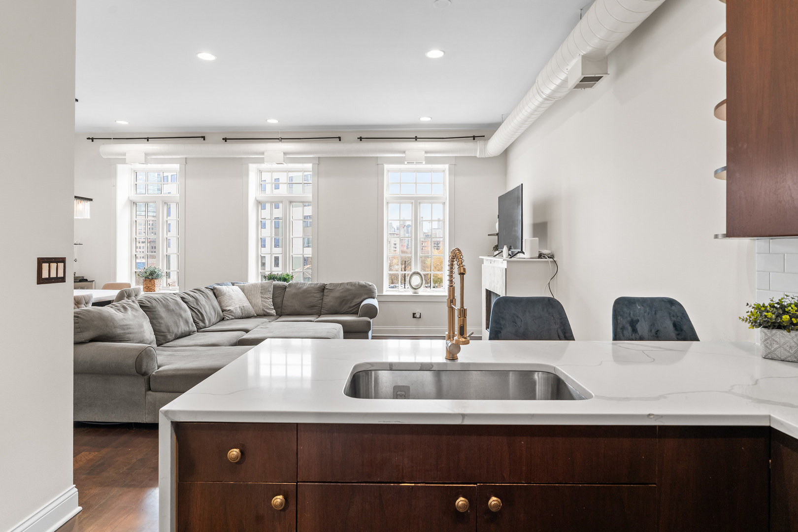 636 N Racine Avenue Unit: 4S