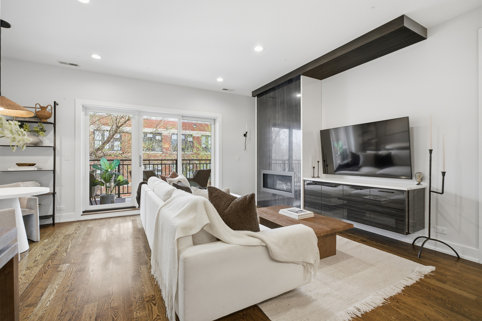 3330 N Clifton Avenue Unit: 2