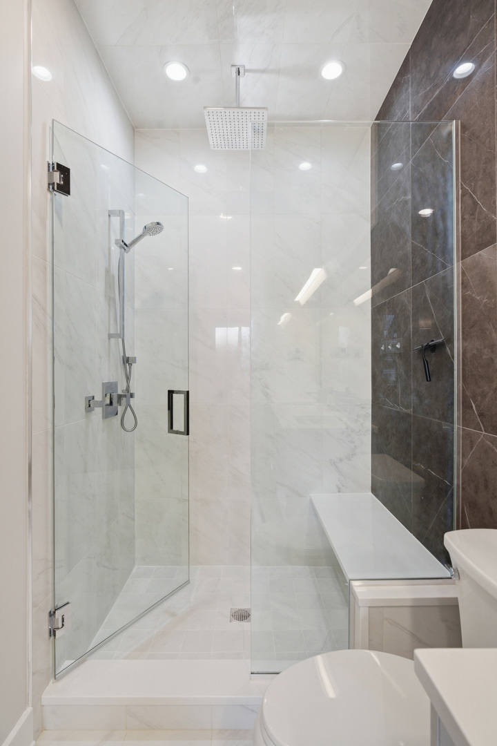 3330 N Clifton Avenue Unit: 2