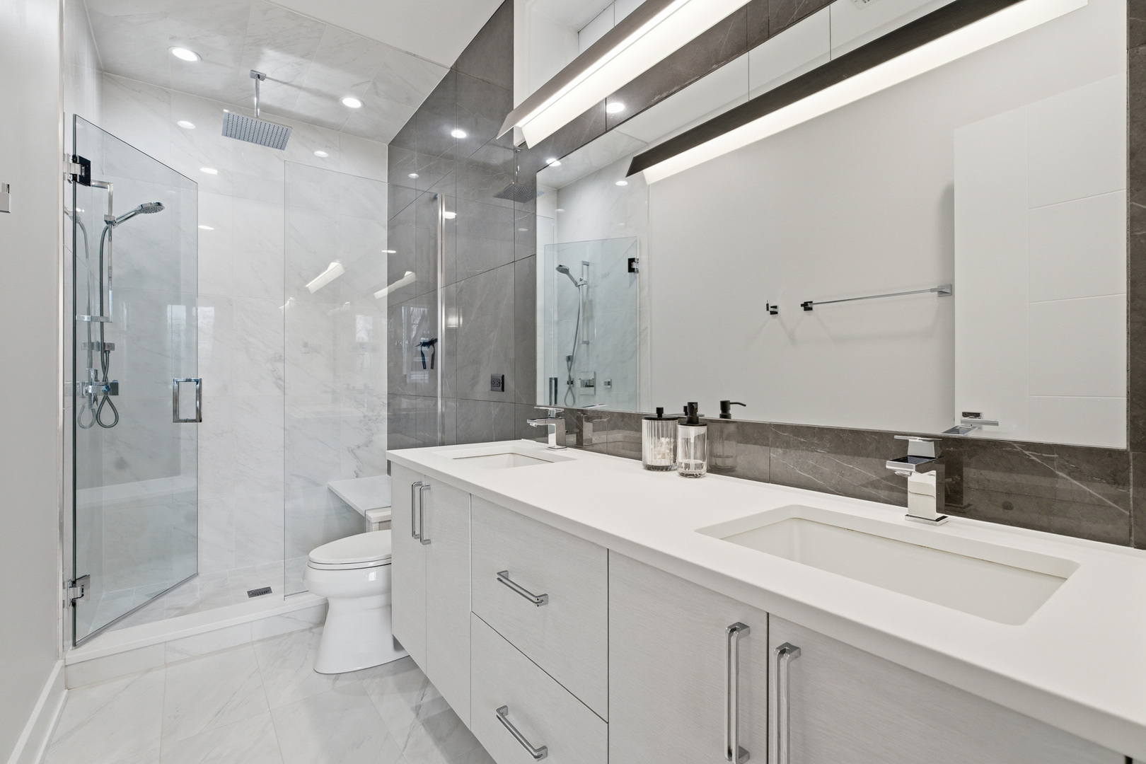 3330 N Clifton Avenue Unit: 2