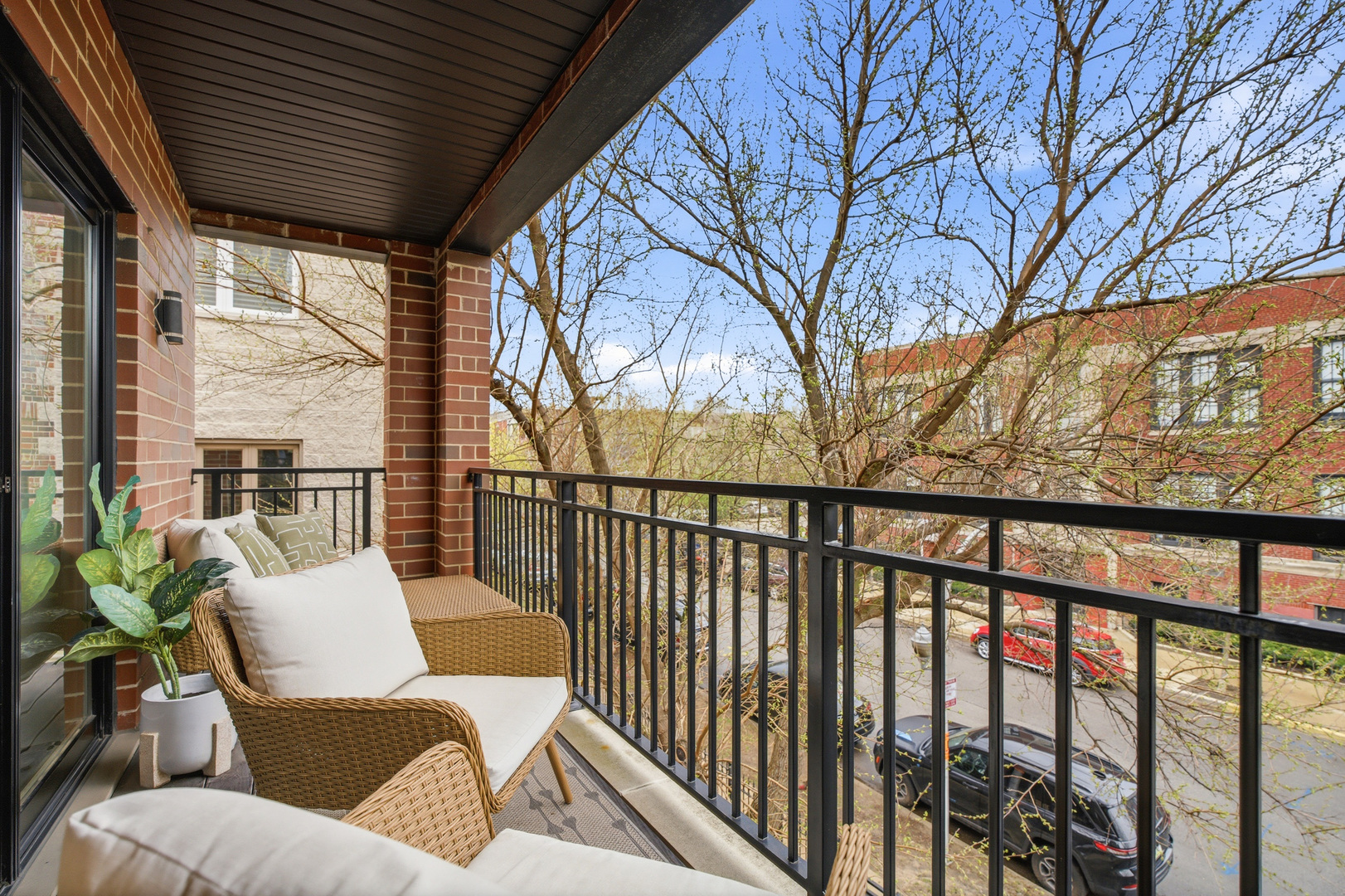 3330 N Clifton Avenue Unit: 2