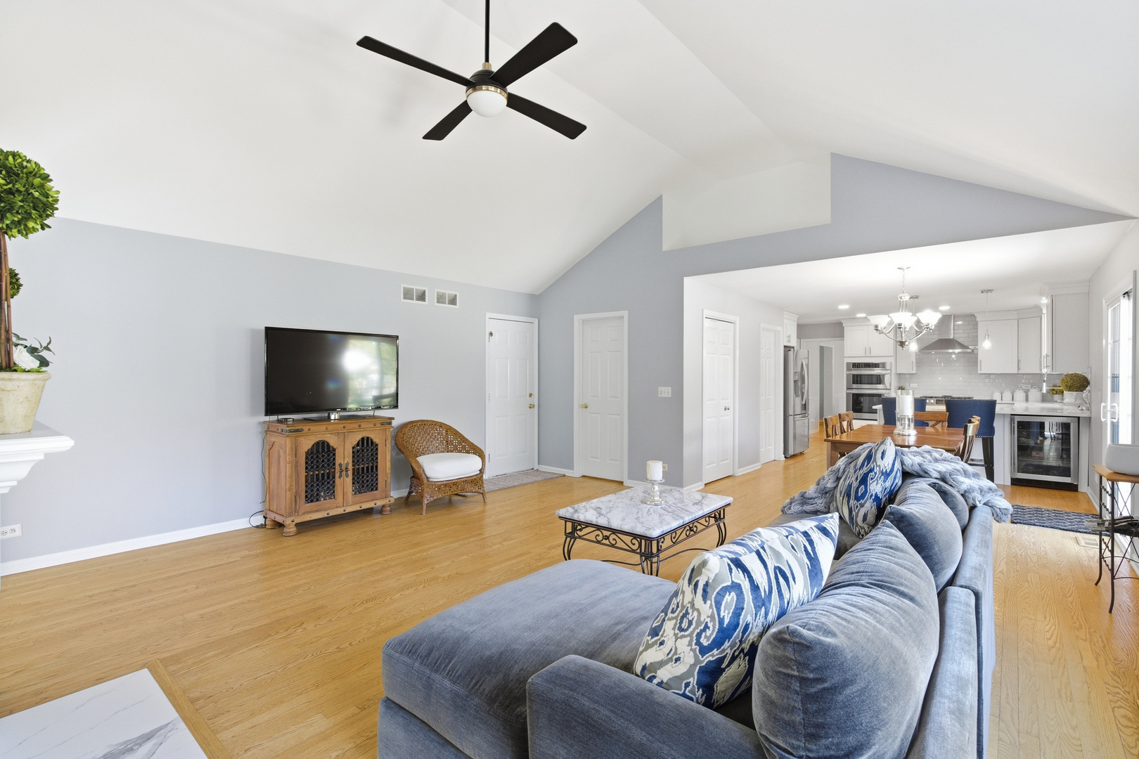 1260 CROMWELL Lane