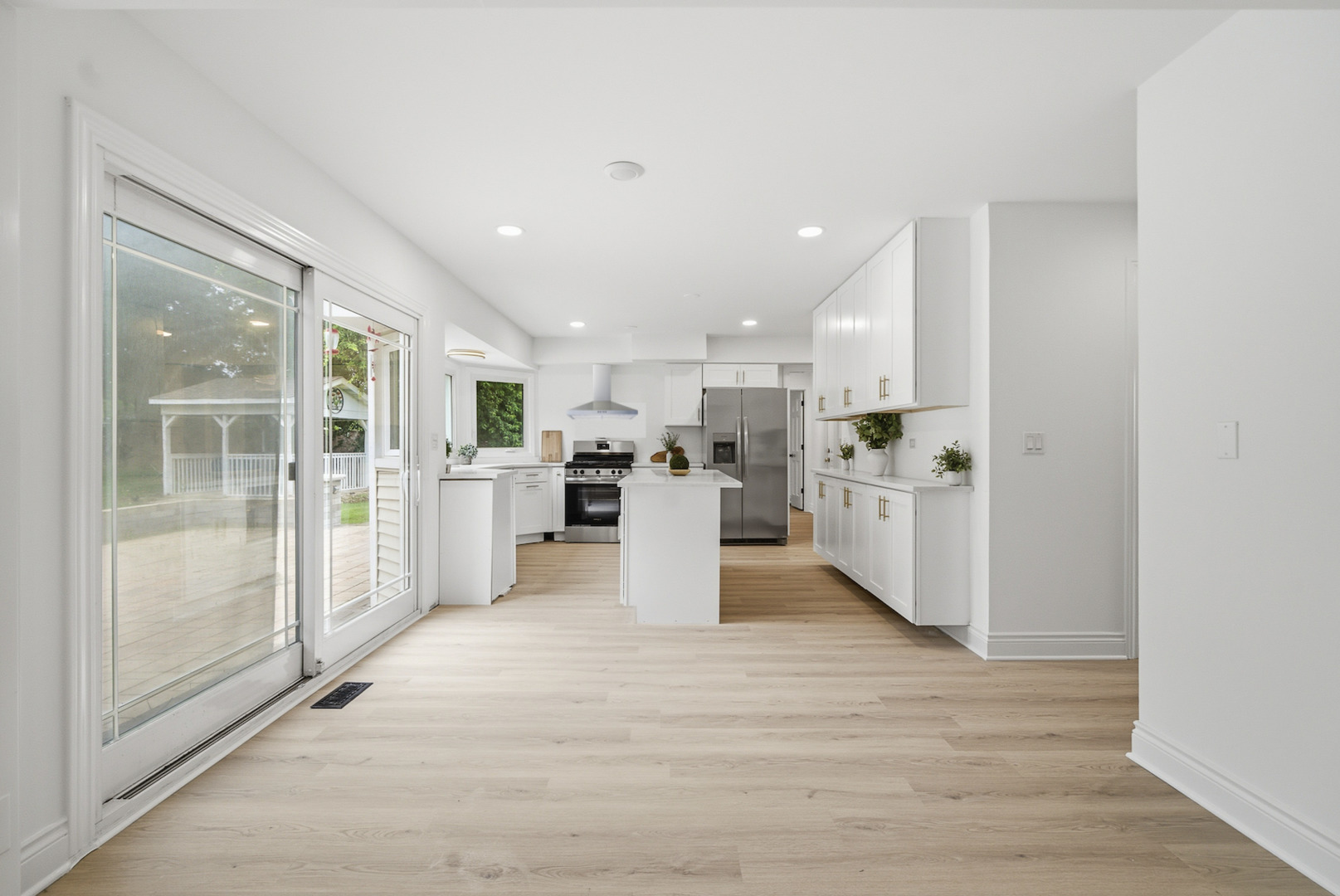 1120 Lakeside Court
