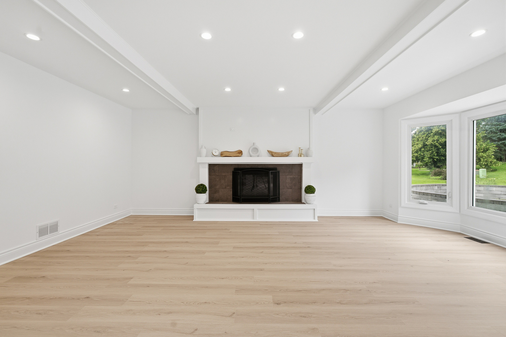 1120 Lakeside Court