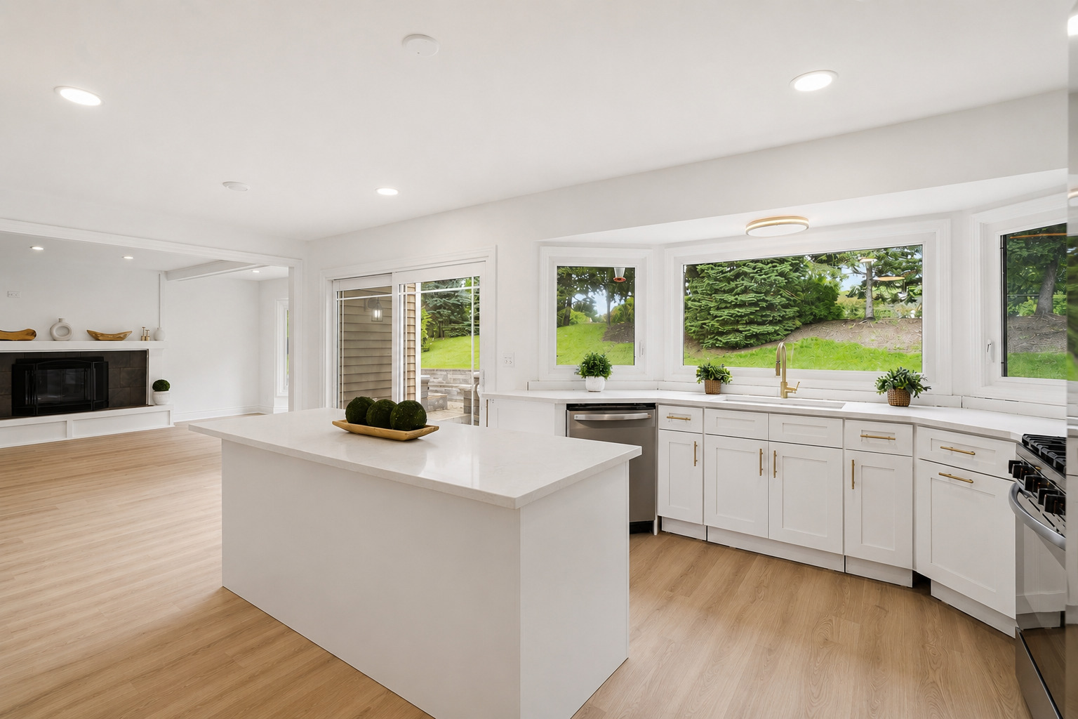 1120 Lakeside Court