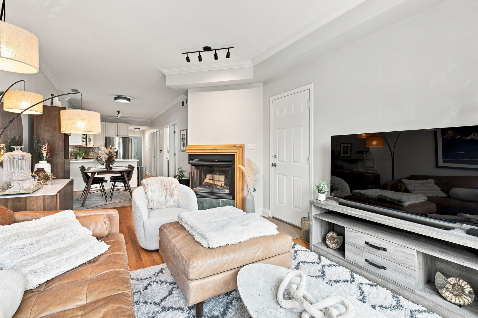 1518 W SUPERIOR Street Unit: 2