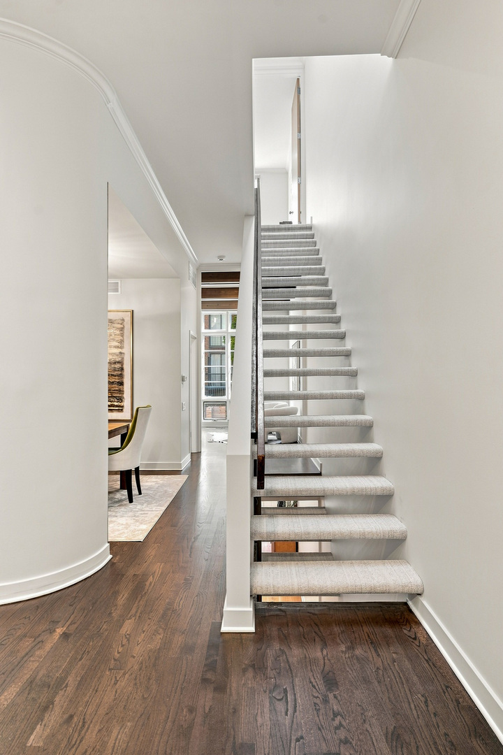 67 W Schiller Street