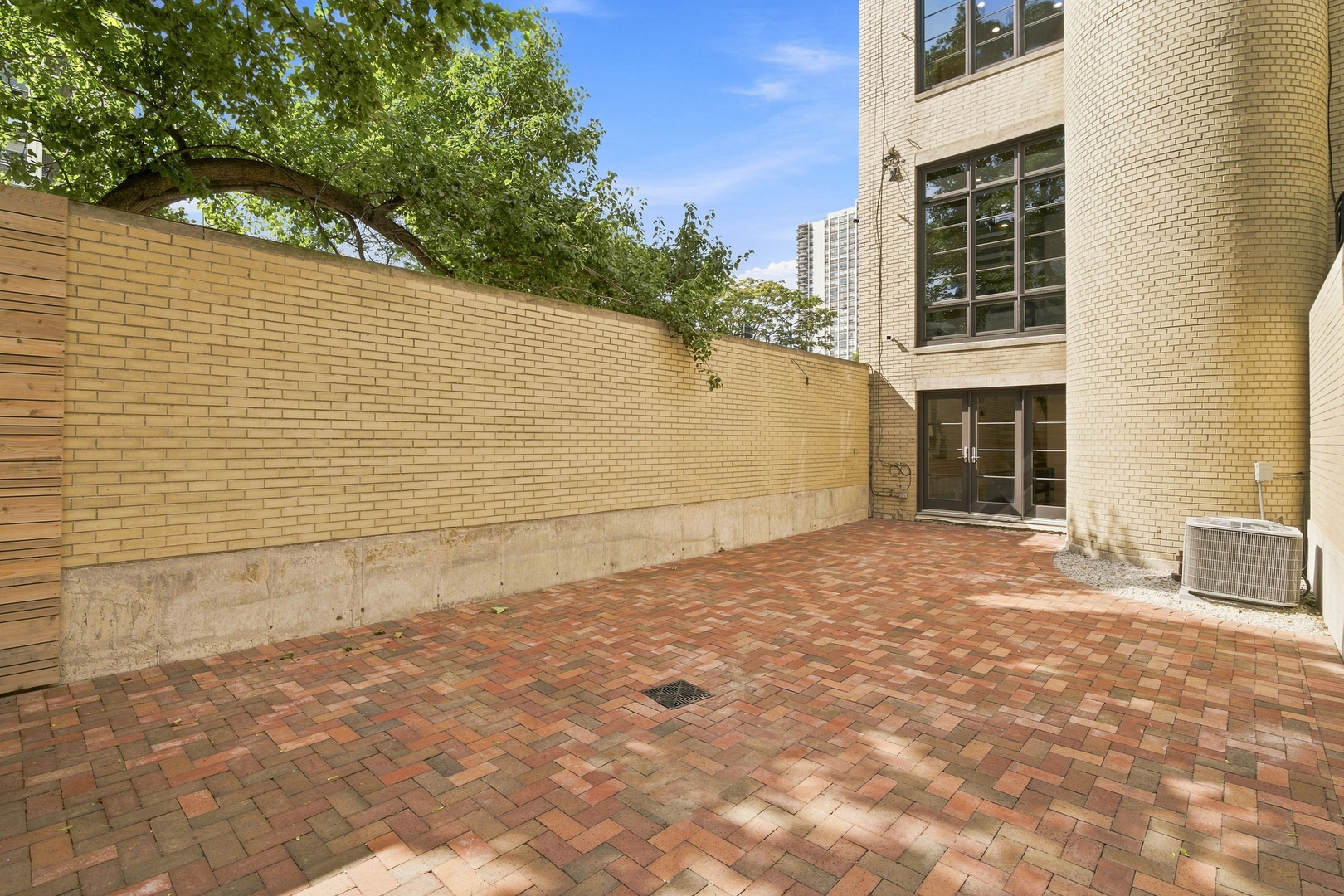 67 W Schiller Street