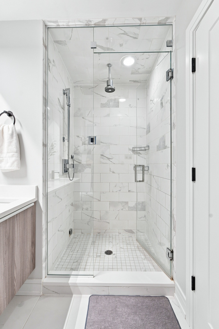2210 W Chicago Avenue Unit: 2E