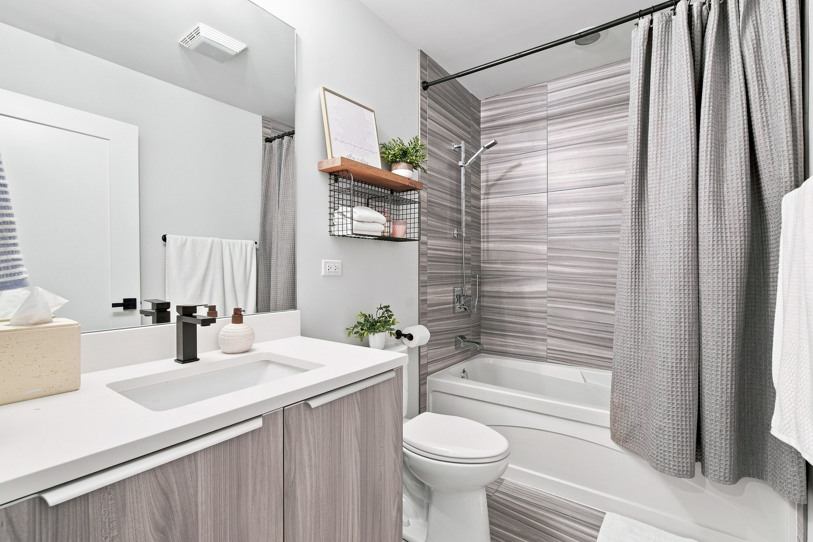 2210 W Chicago Avenue Unit: 2E