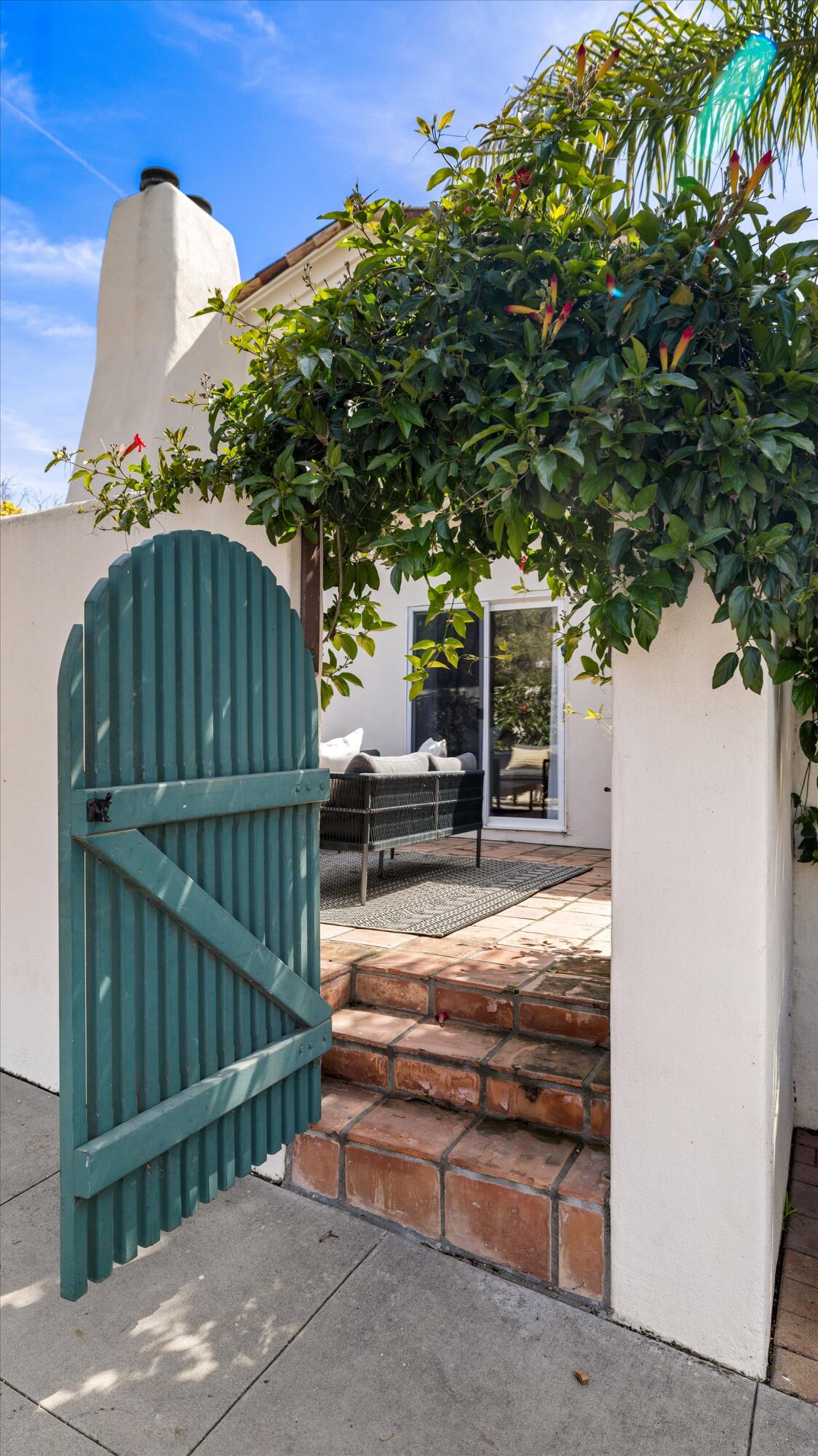 1008 E De La Guerra Street