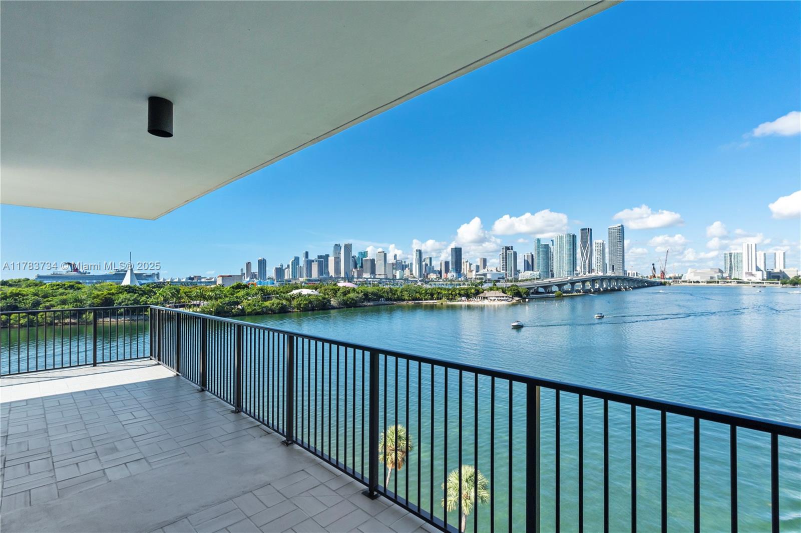1000 Venetian Way # 704