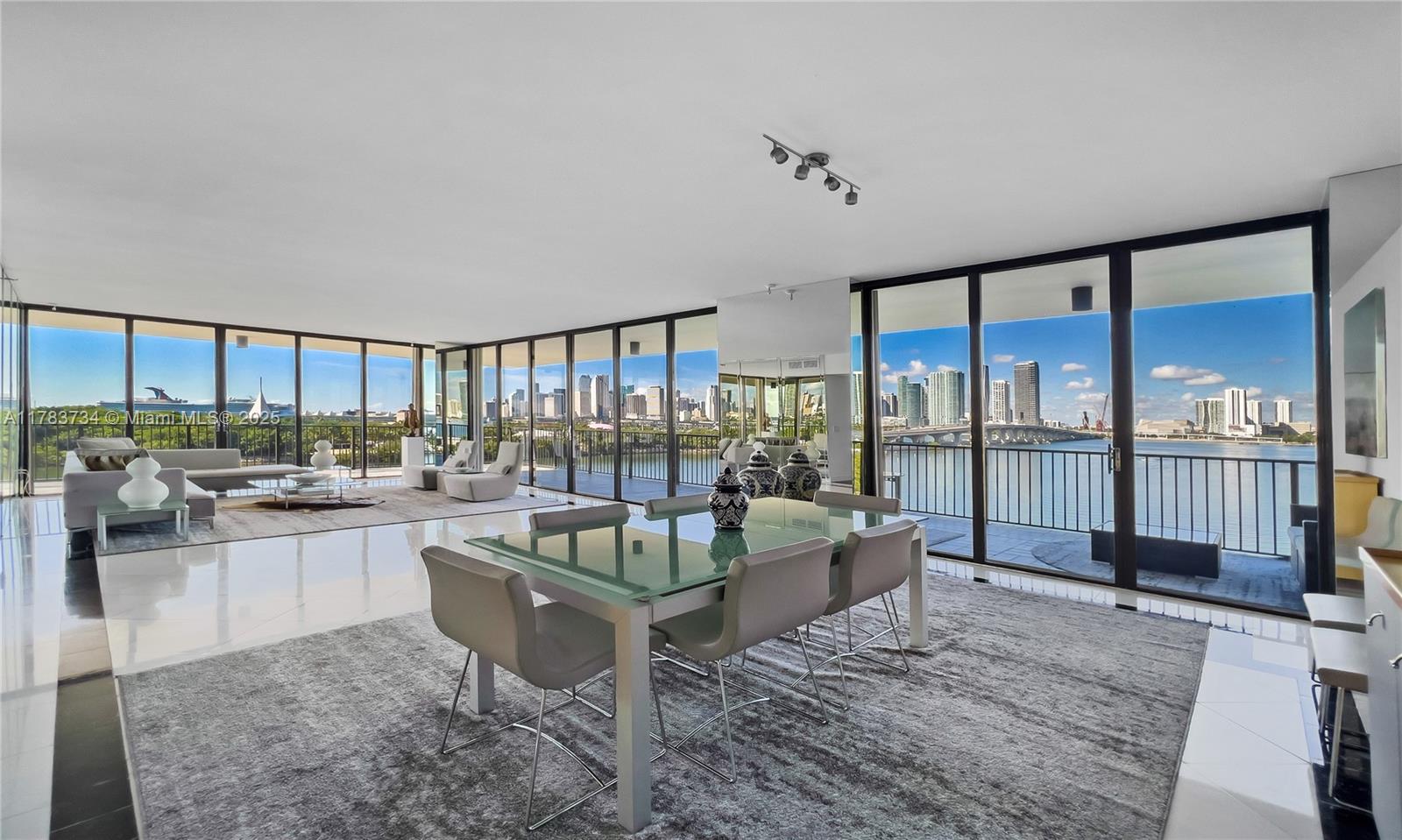 1000 Venetian Way # 704