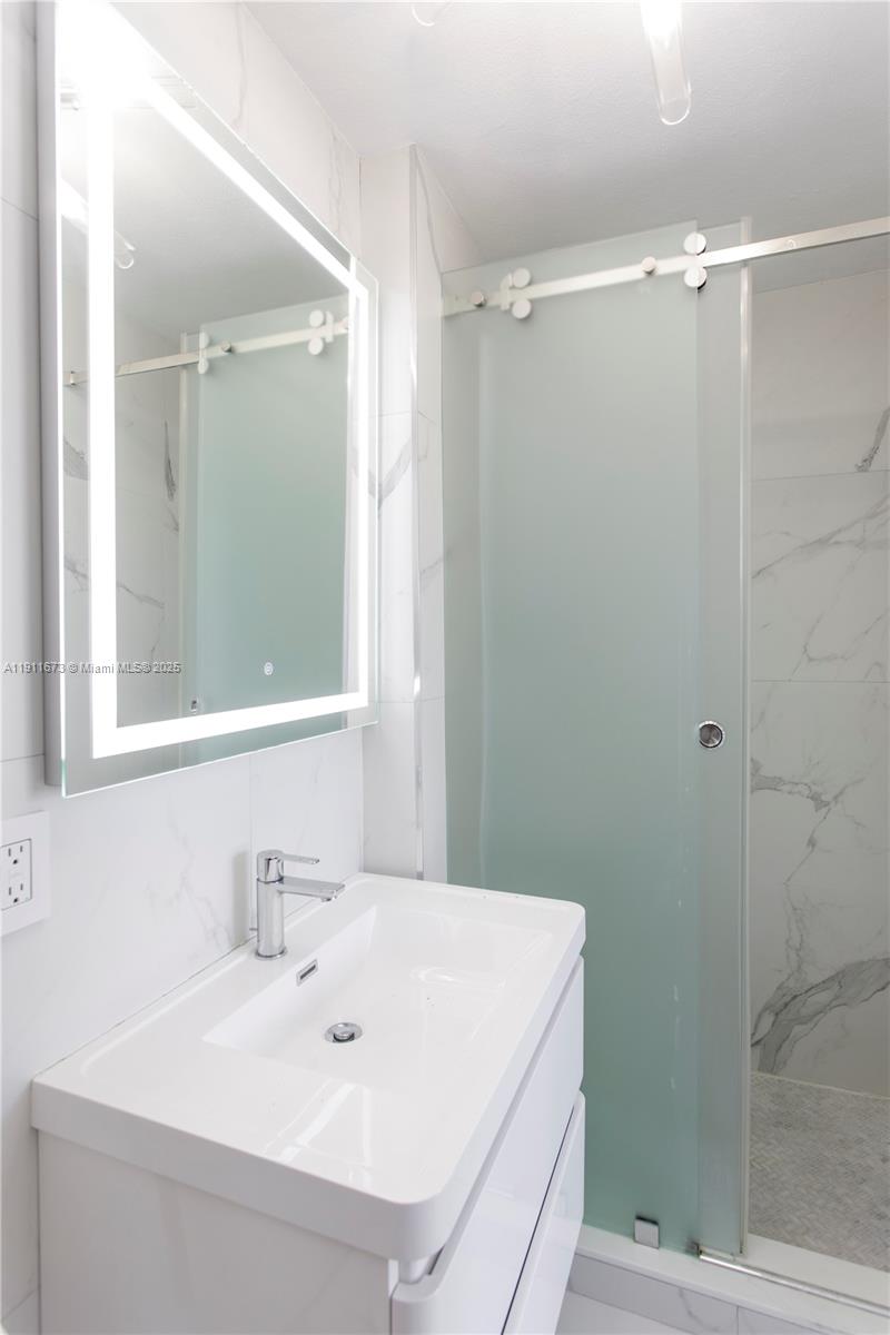 5001 Collins Ave # 1 Unit: PH-1