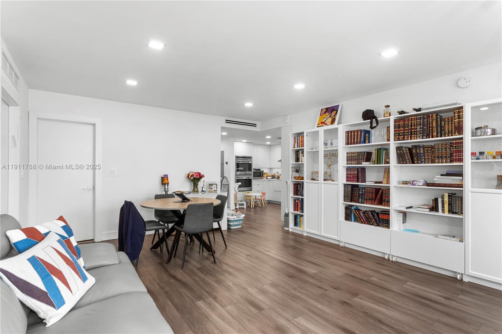 5001 Collins Ave # 1G