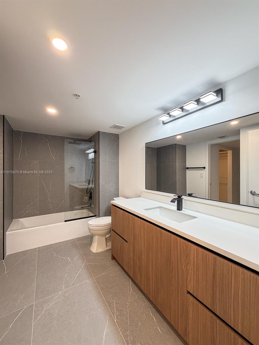 1800 N Bayshore Dr # 3705