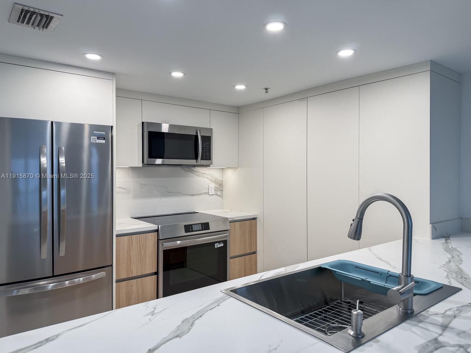 1800 N Bayshore Dr # 3705