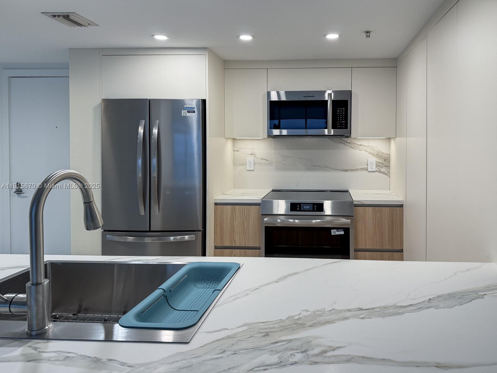 1800 N Bayshore Dr # 3705