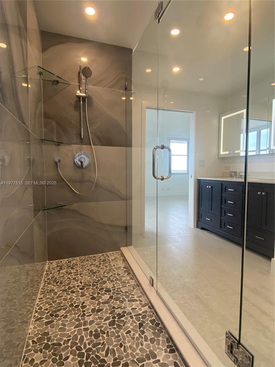 6039 Collins Ave # 617 Unit: 615-617