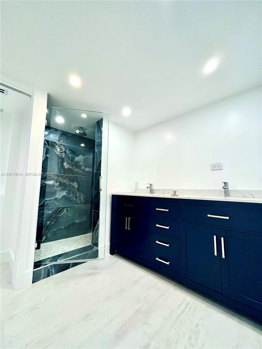 6039 Collins Ave # 617 Unit: 615-617