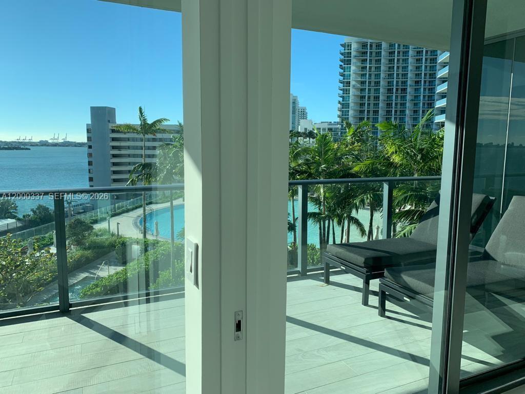 650 NE 32 St # 705