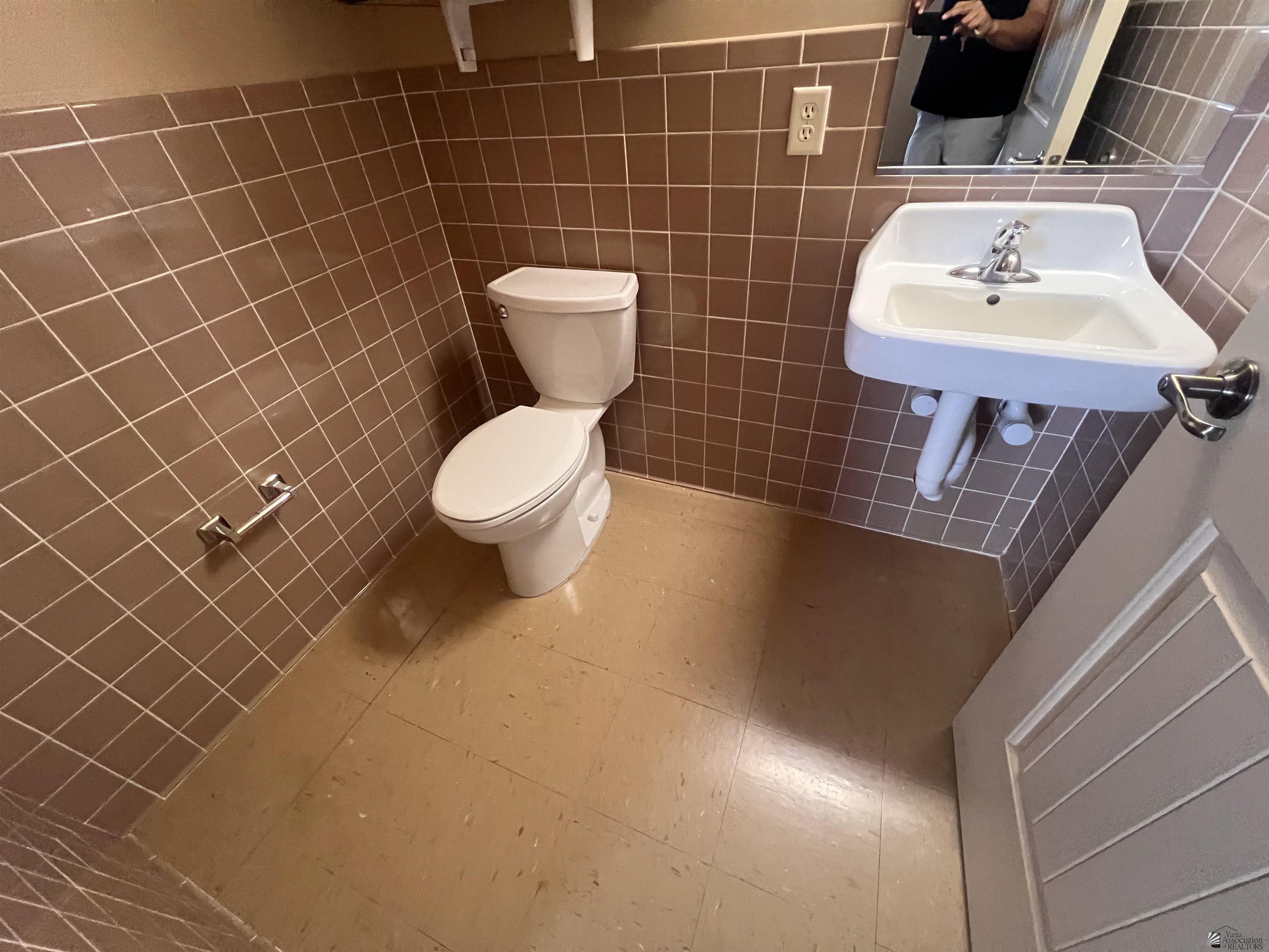 3031 E 42 Dr