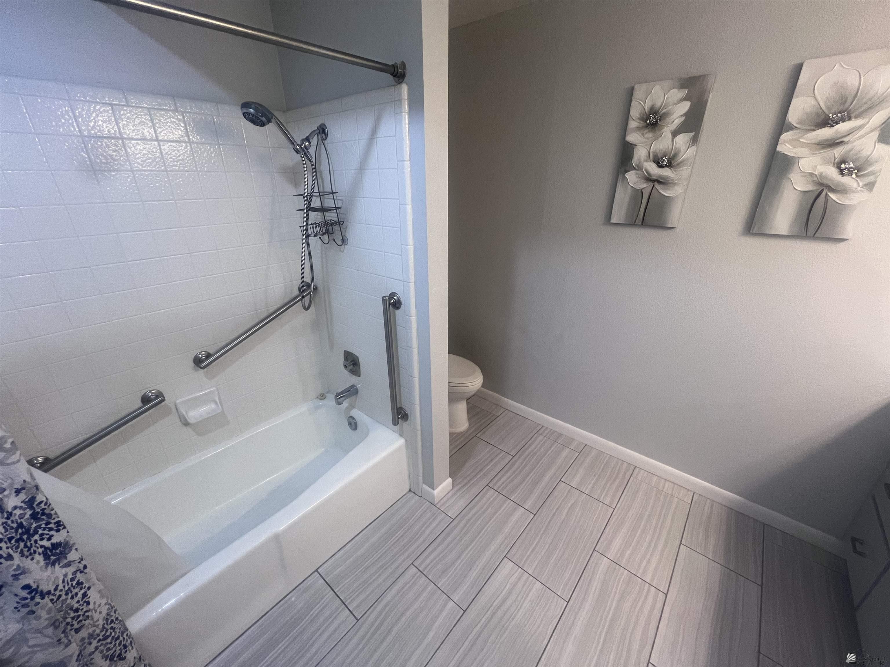 1156 W 36 St