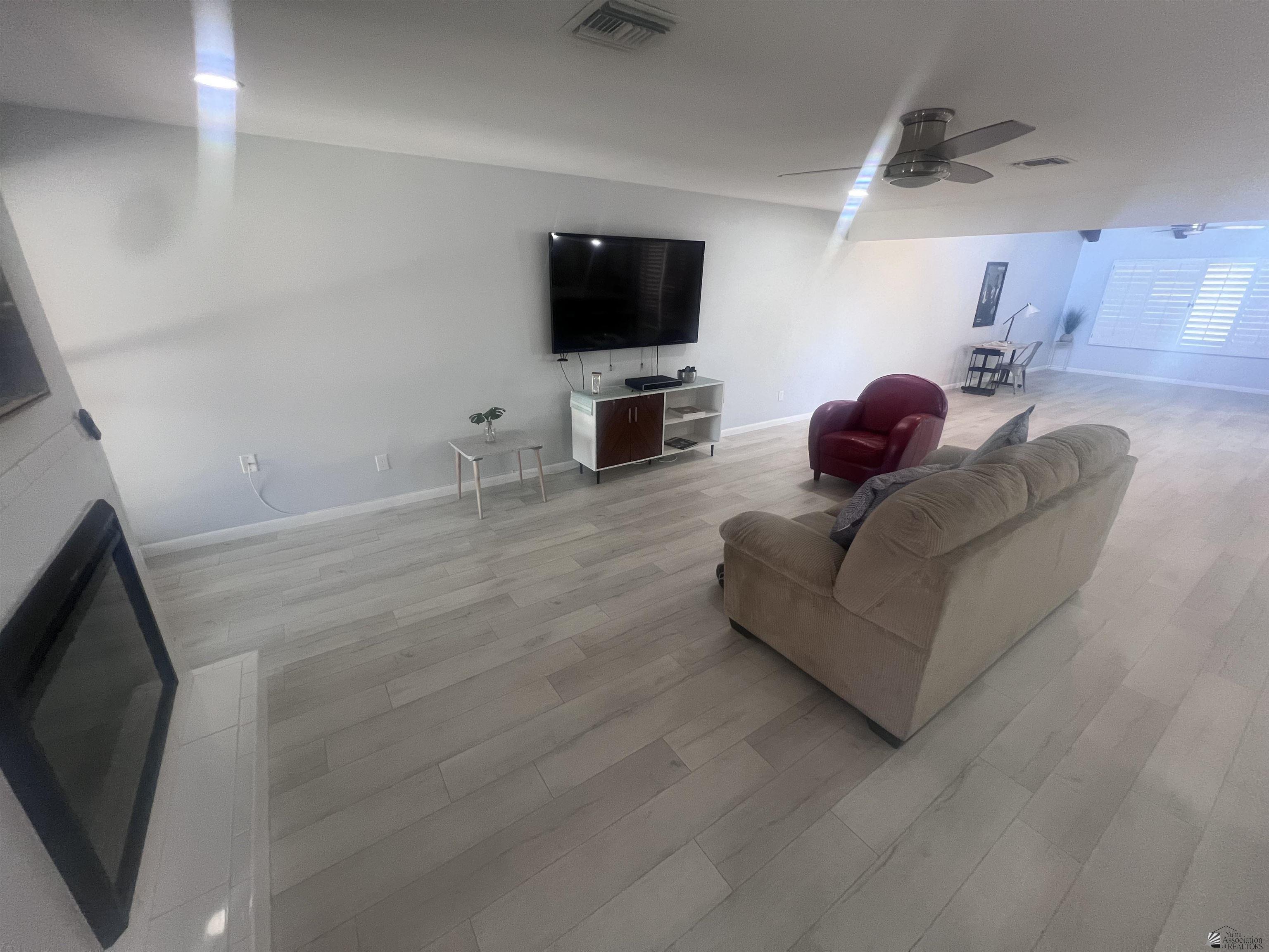 1156 W 36 St