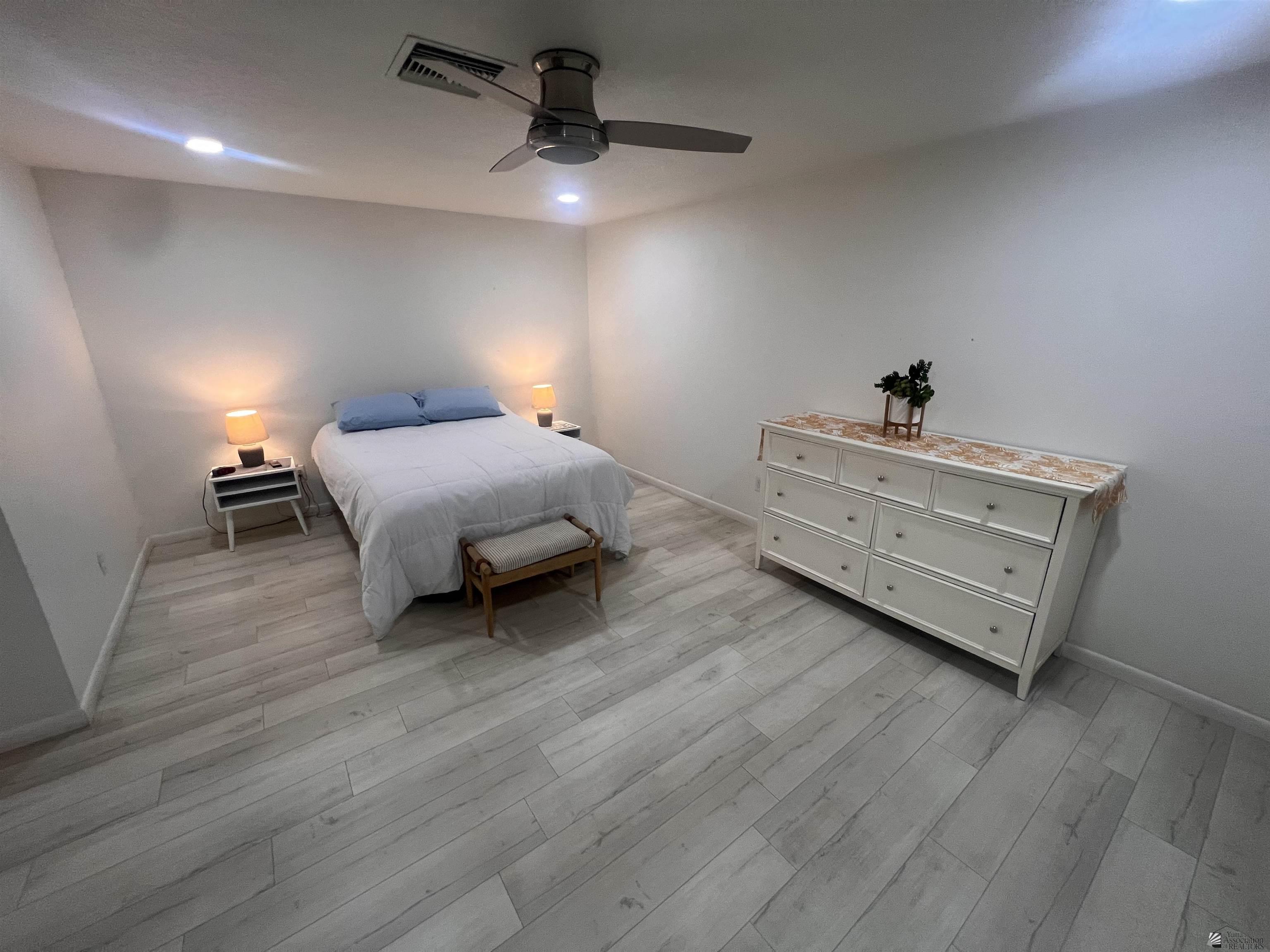 1156 W 36 St