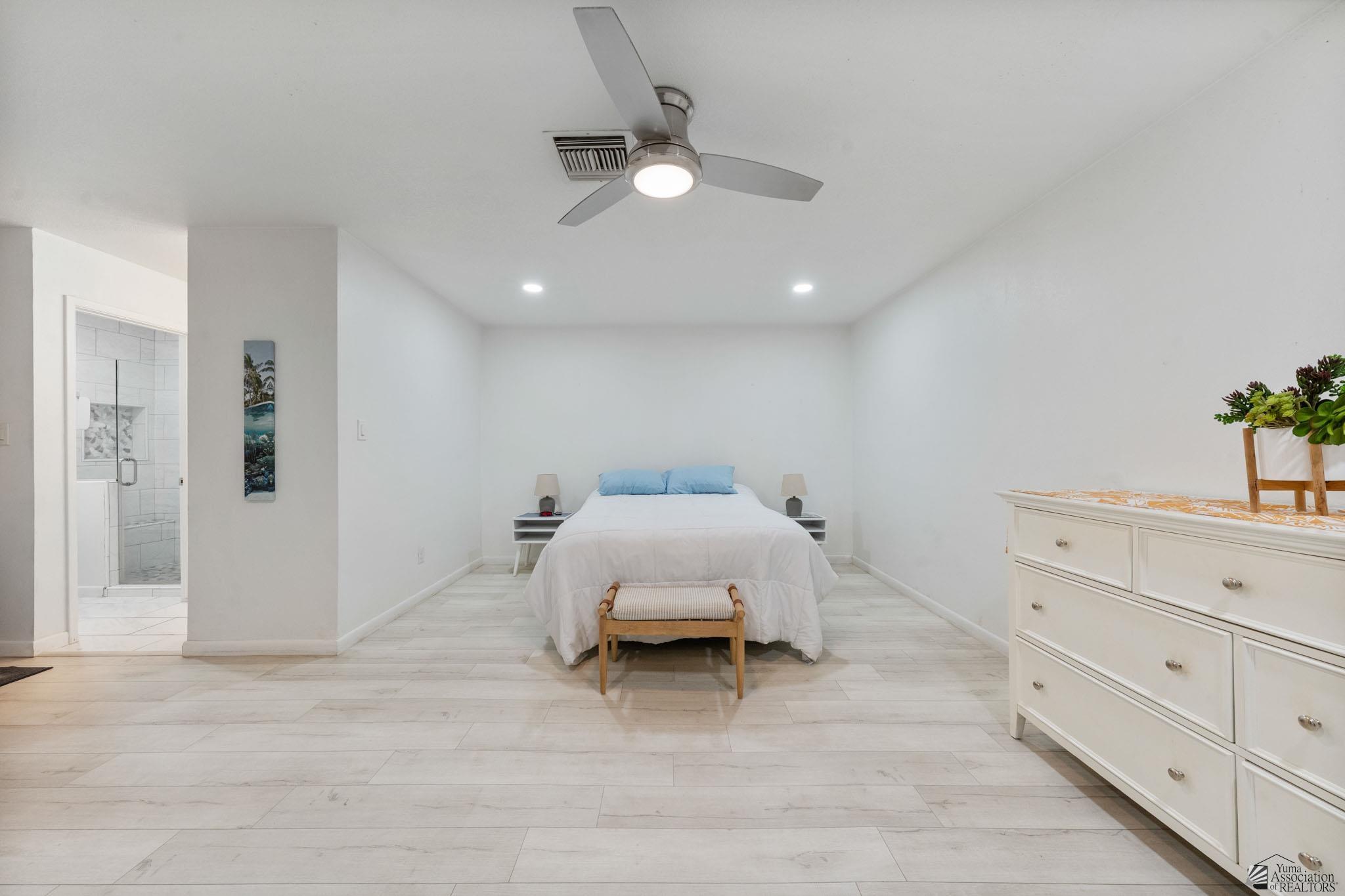 1156 W 36 St