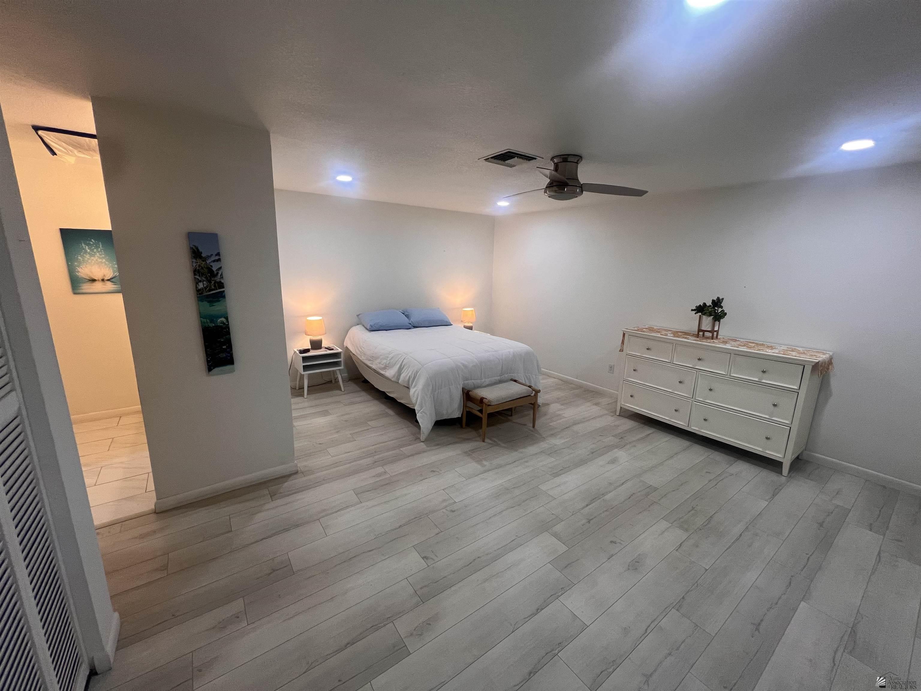 1156 W 36 St