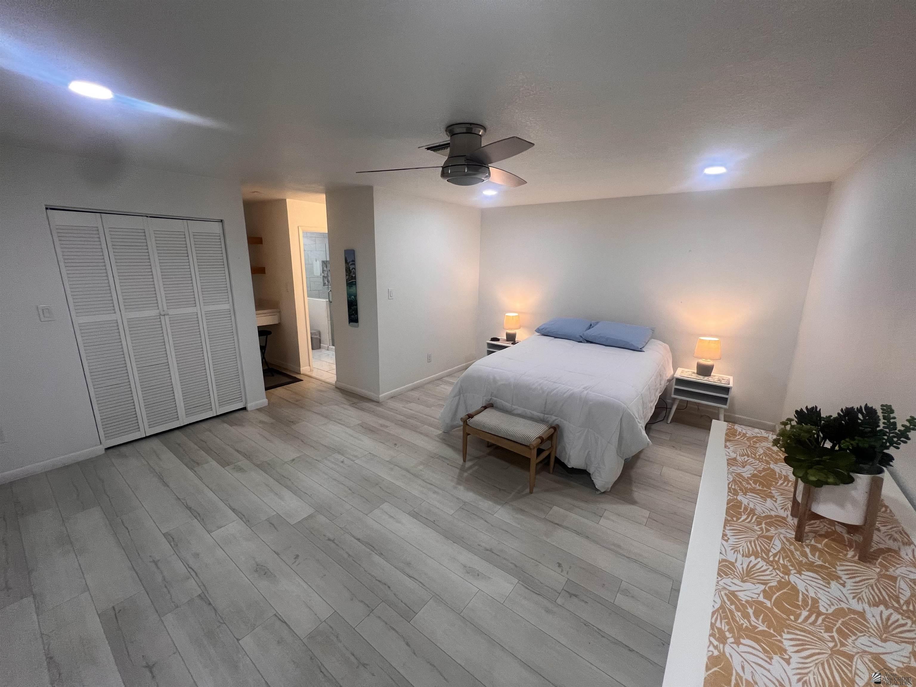 1156 W 36 St