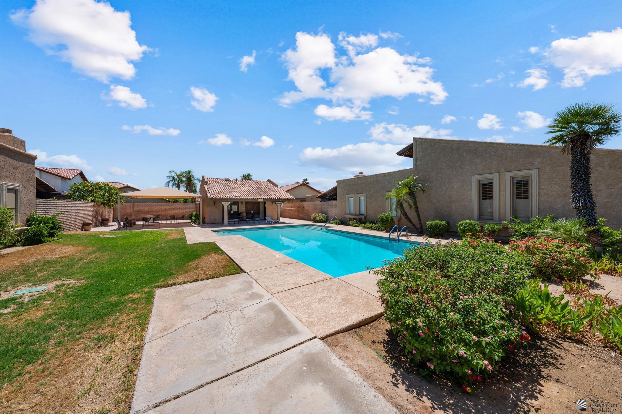 1156 W 36 St