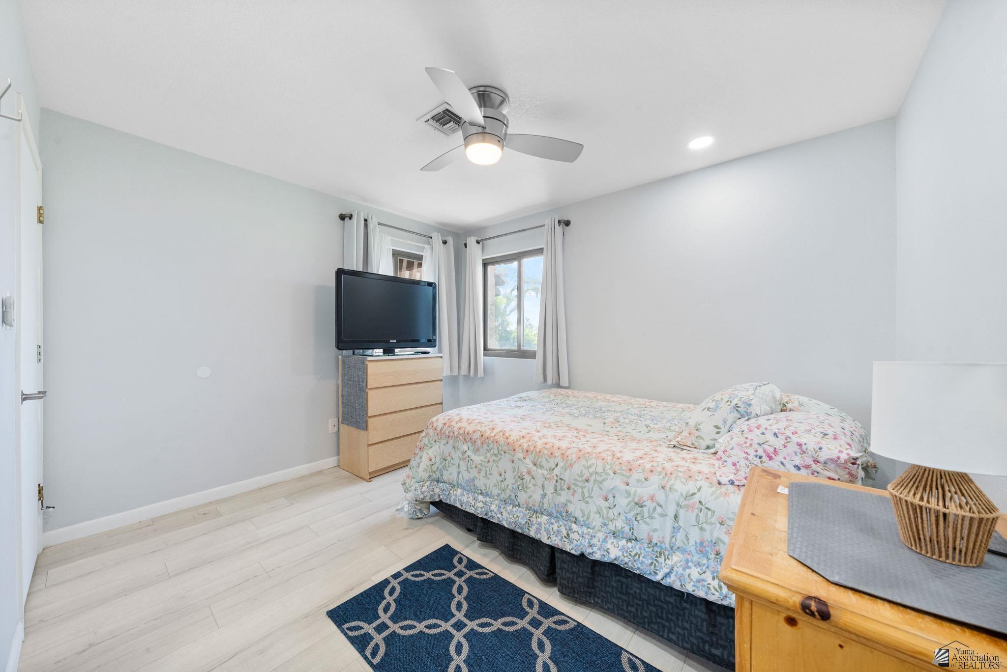 1156 W 36 St