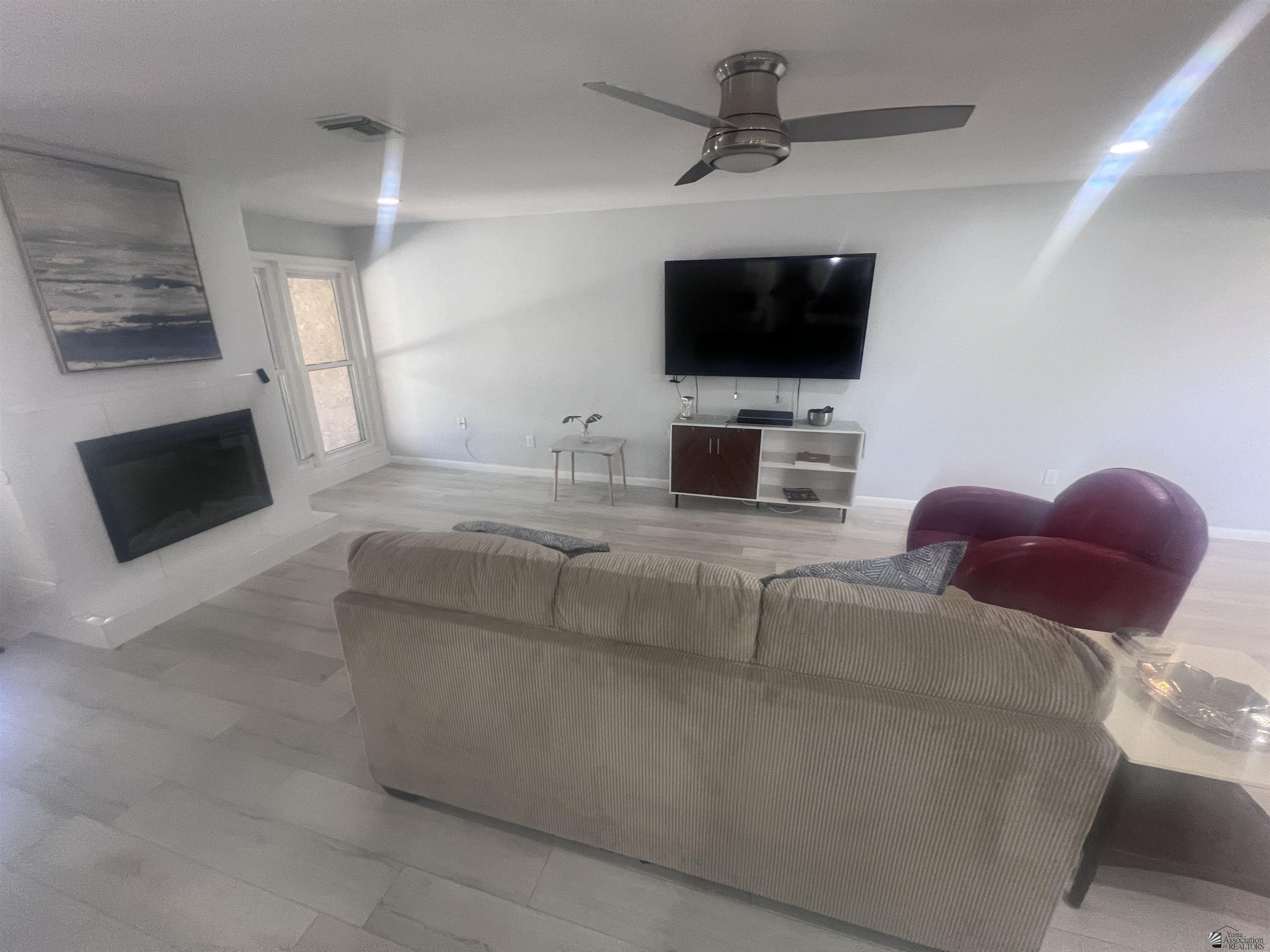 1156 W 36 St