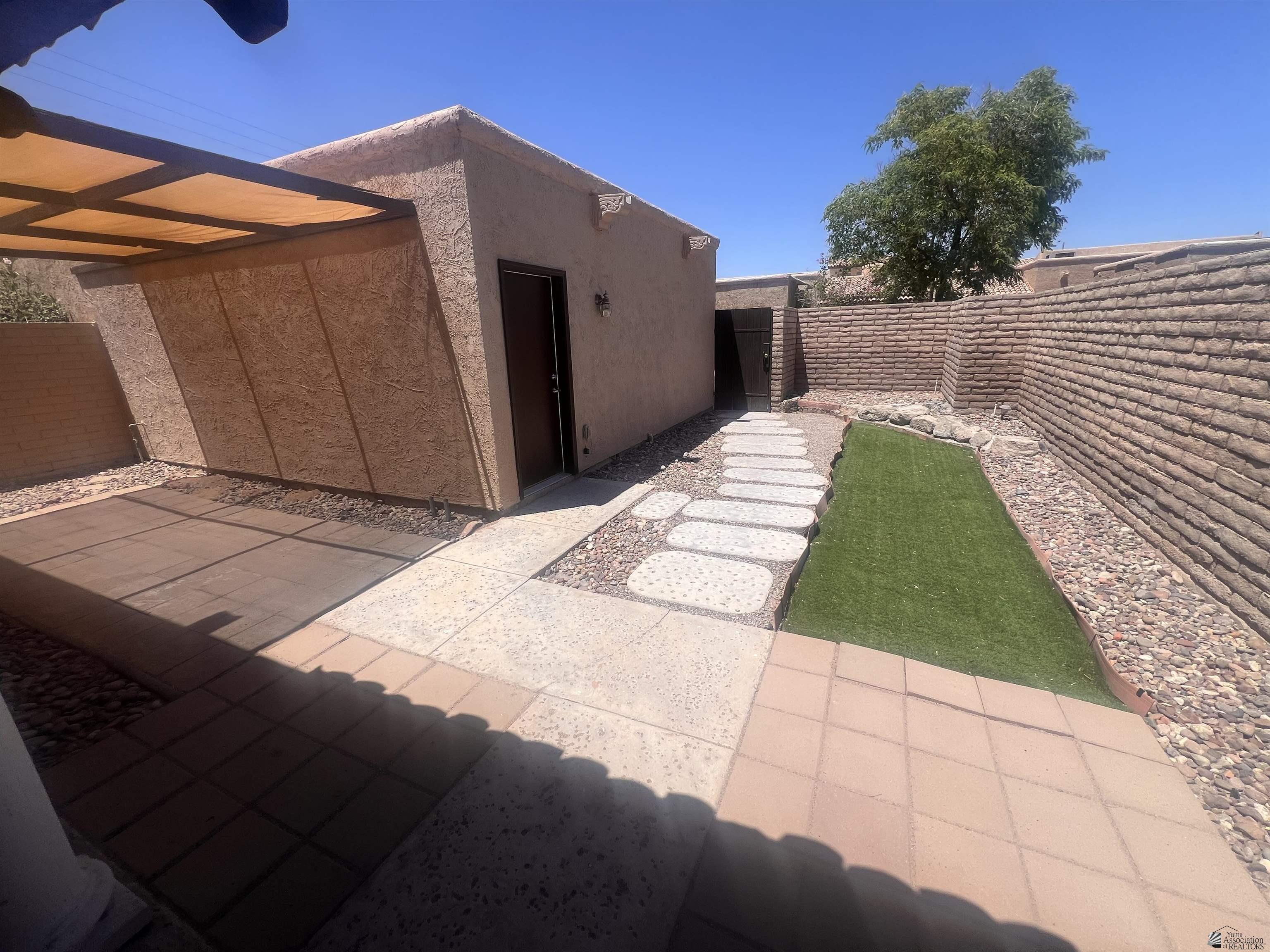 1156 W 36 St