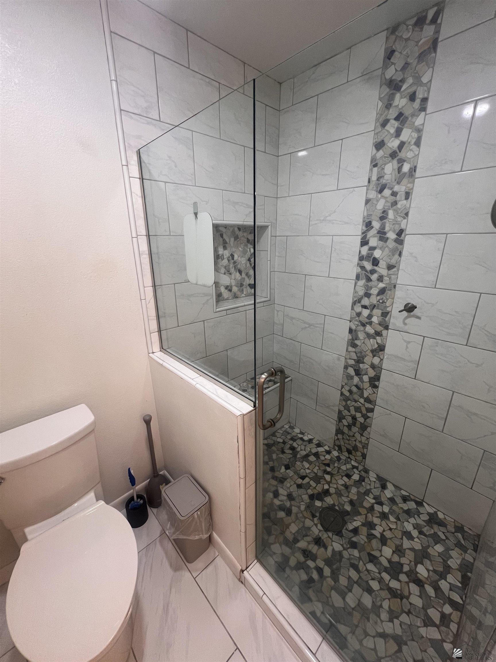1156 W 36 St