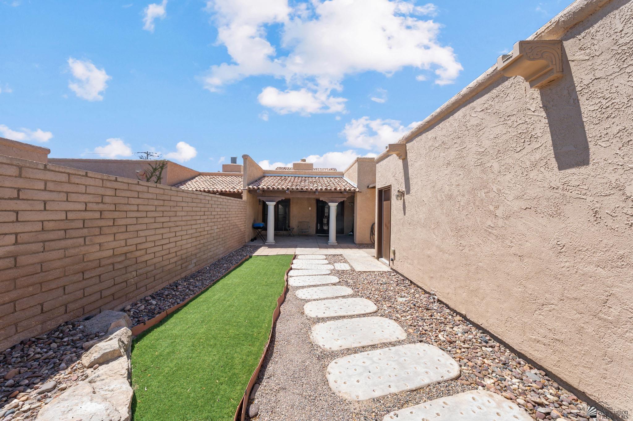 1156 W 36 St