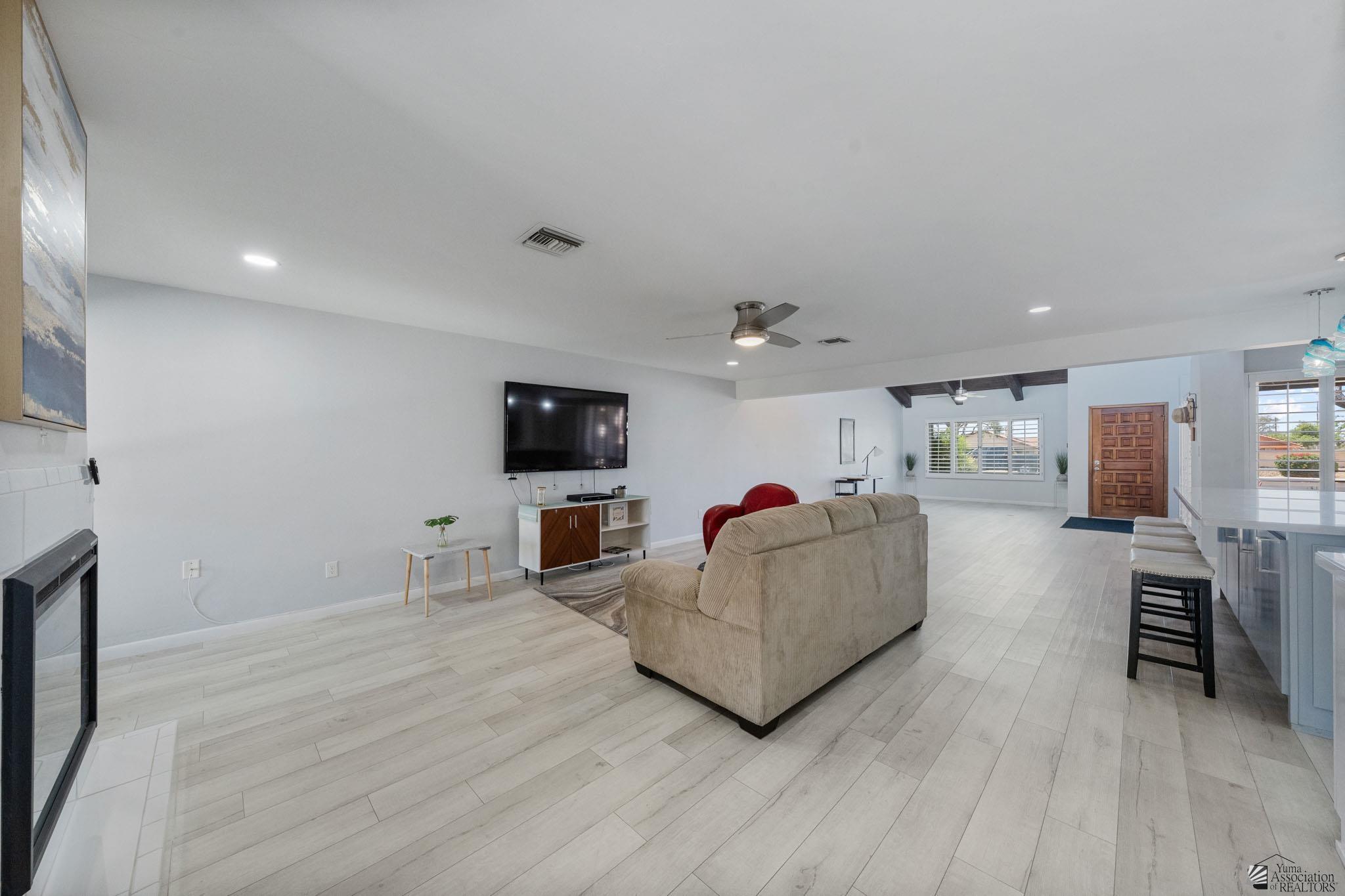 1156 W 36 St