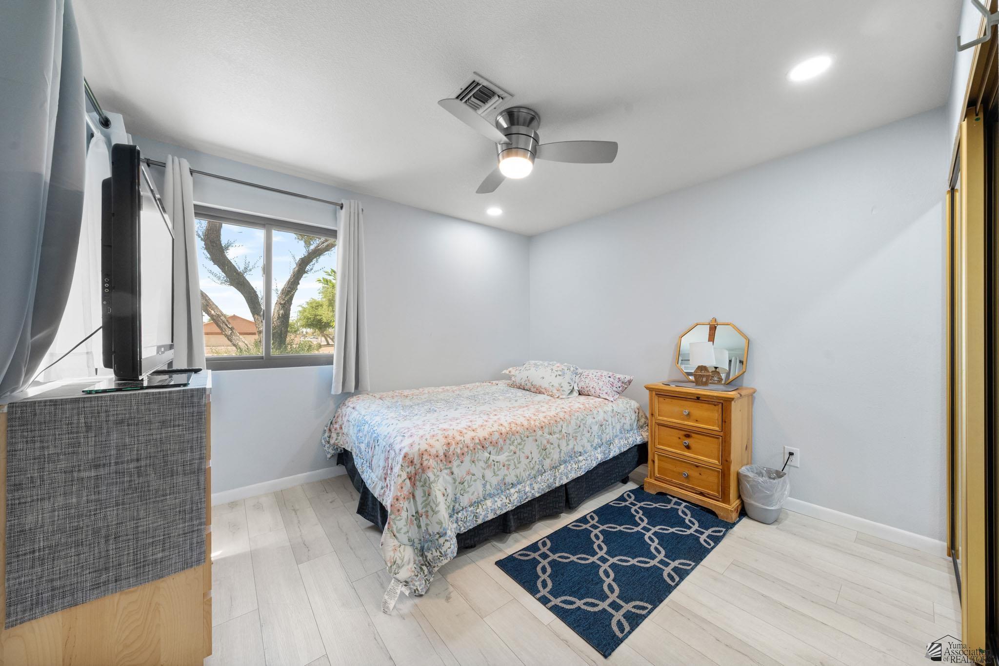 1156 W 36 St